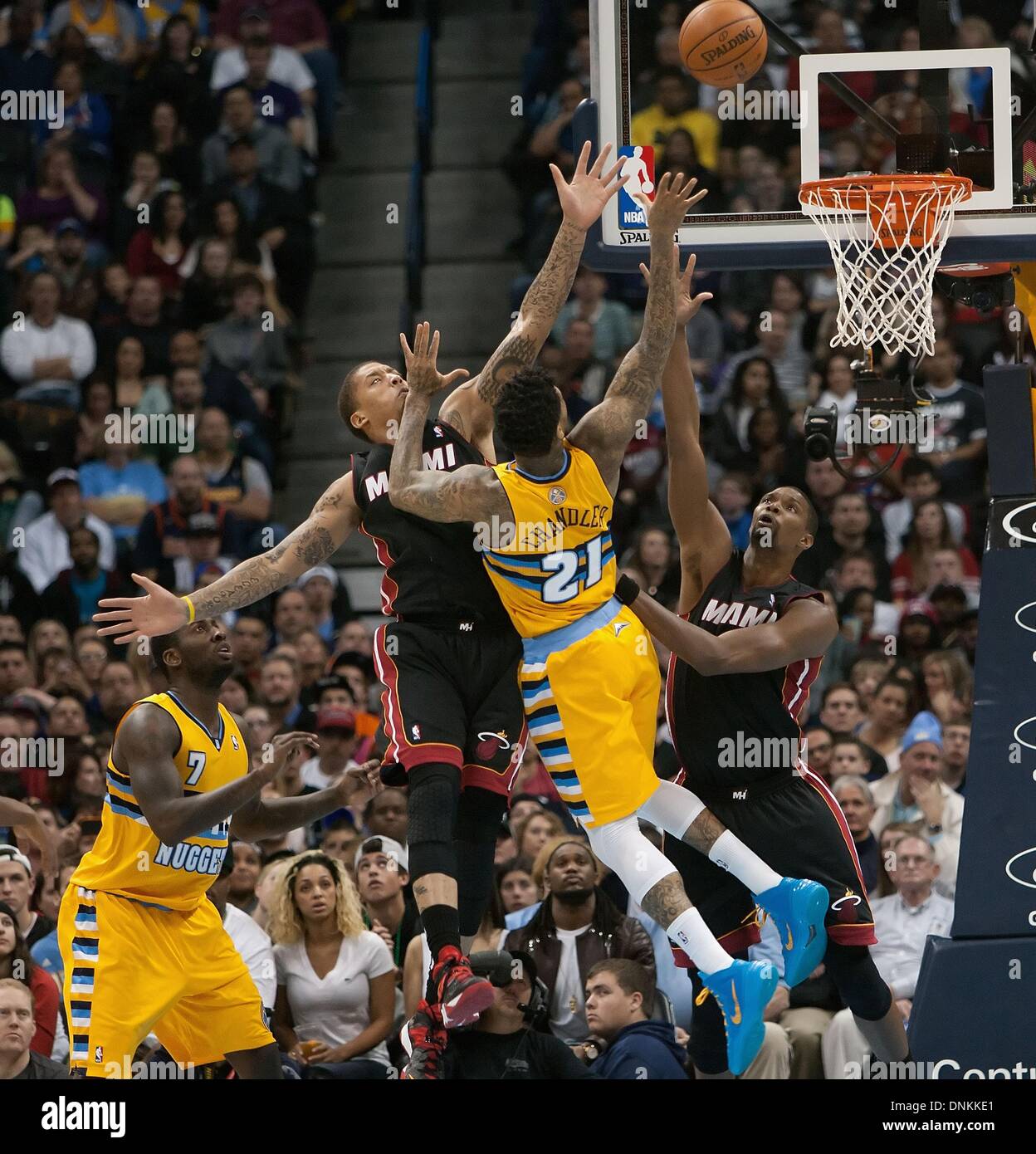 Denver, Colorado, Stati Uniti d'America. 30 Dic, 2013. Denver Nuggets WILSON CHANDLER, centro, corre in difesa riscalda durante il secondo semestre presso il Pepsi Center lunedì notte. Il calore batte le pepite 97-94. © Hector Acevedo/ZUMAPRESS.com/Alamy Live News Foto Stock