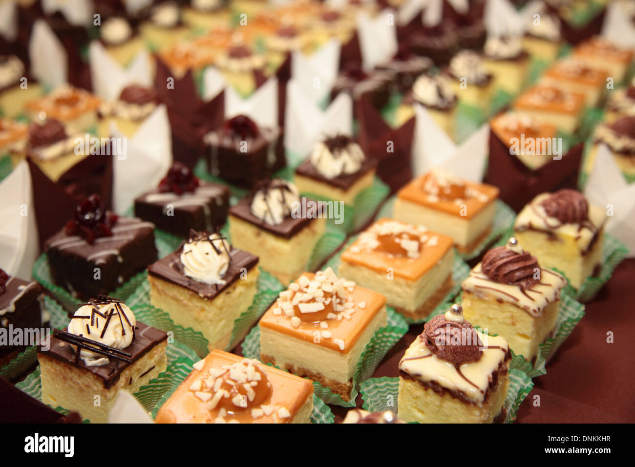 Varietà di torte singoli dessert decorativa sul tavolo in corrispondenza di un evento di lusso, catering gourmet dolci Foto Stock
