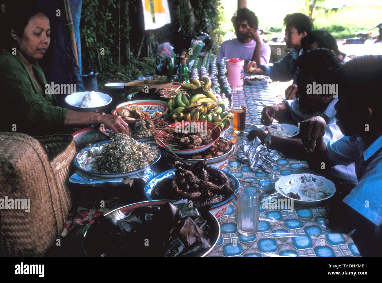 Persone mangiare cibi locali a una bancarella di strada a Bali Foto Stock