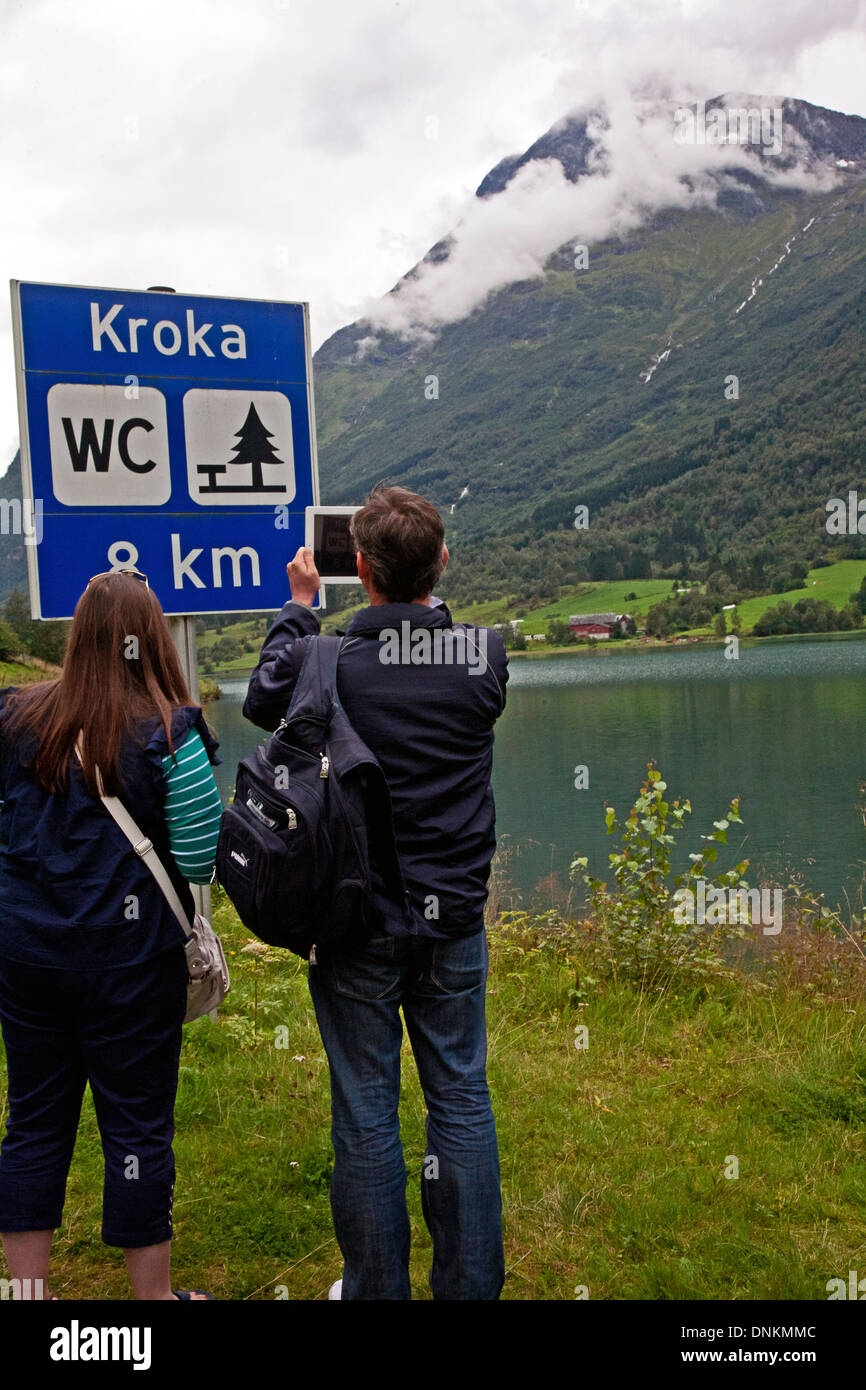 Paio di scattare le foto del cartello con un iPad vicino il Geirangerfjord, Norvegia, Europa Foto Stock