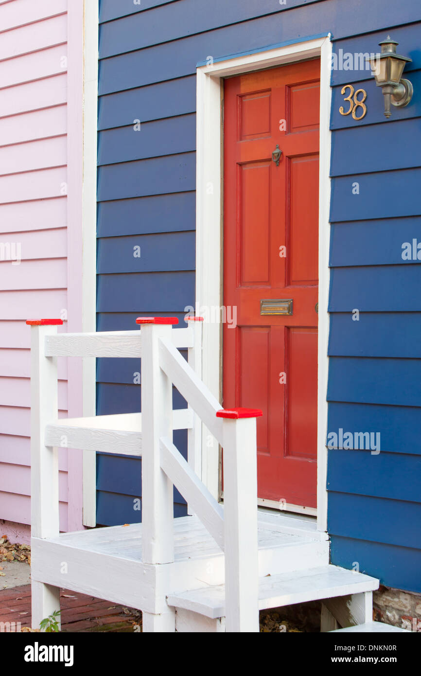 Una coloratissima casa con una porta rossa e blu in facciata storica Annapolis, Maryland. Foto Stock