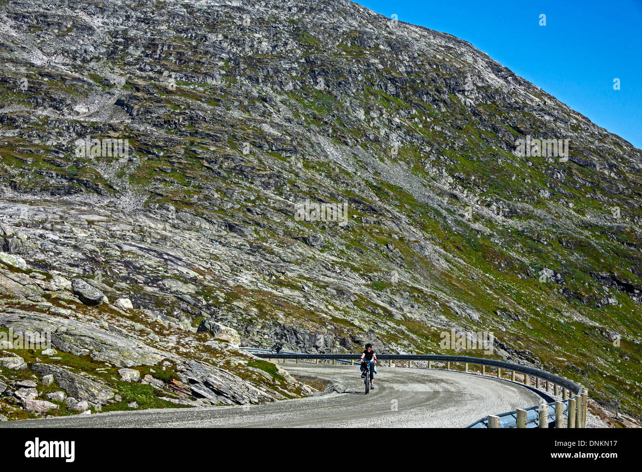 Ciclista sul Monte Dalsnibba vicino al Geriangersfjord, Norvegia, Scandinavia, Europa del Nord Foto Stock