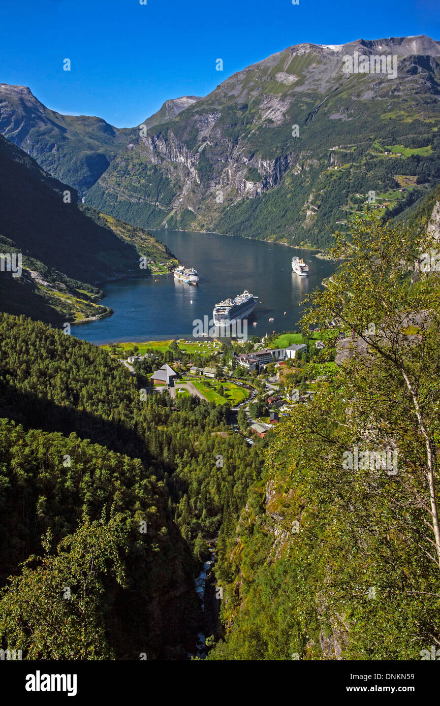 Vista del villaggio di Geiranger e il Geirangerfjord dal Monte Dalsnibba mostra navi da crociera, Norvegia, Scandinavia, Europa Foto Stock