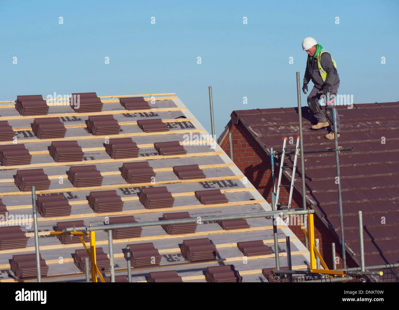 Piastrelle sul tetto della nuova casa residenziale, Grantham, Lincolnshire Foto Stock
