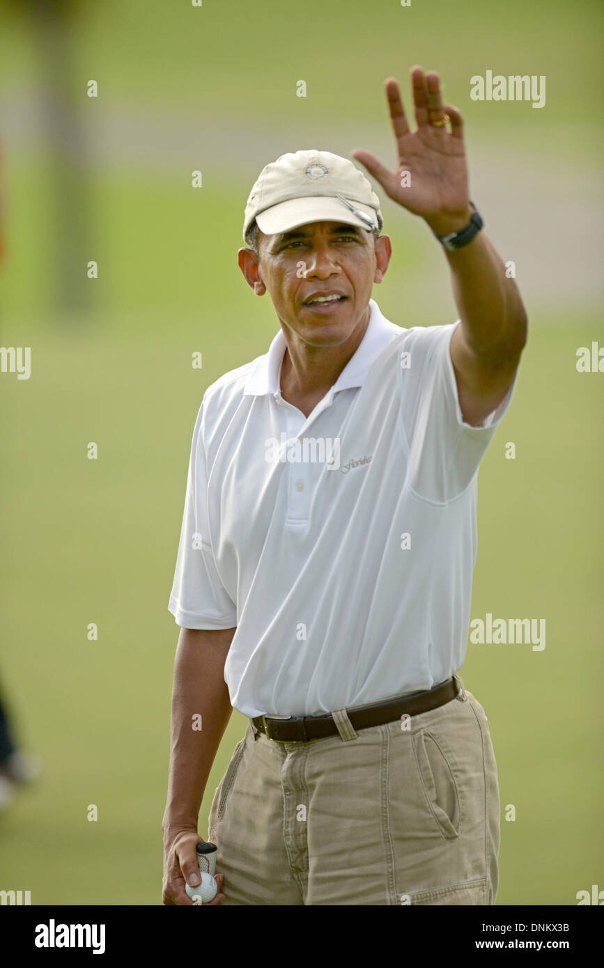 Lanikai, Hawaii, Stati Uniti d'America. 01 gen 2014. Il Presidente degli Stati Uniti Barack Obama onde per la piccola folla al diciottesimo foro a metà Pacific Country Club in Lanikai, Hawaii, USA, 01 gennaio 2014. Credito: Cory Lum / Pool via CNP/dpa/Alamy Live News Foto Stock