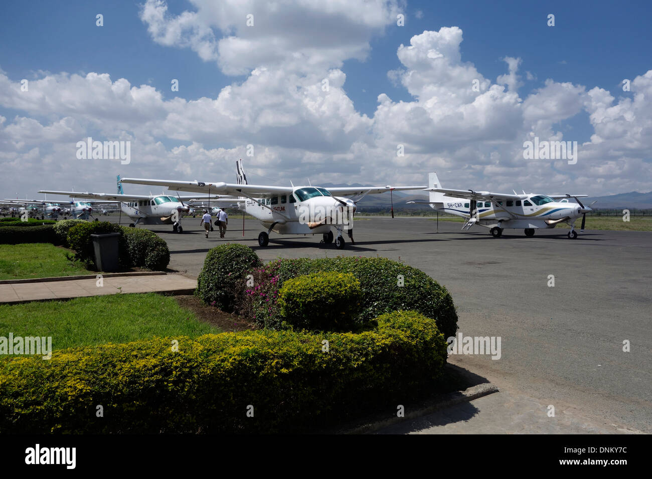 Gli aerei turboelica monogenuti Cessna si trovano sul asfalto dell'aeroporto di Arusha, Tanzania settentrionale, Africa orientale Foto Stock