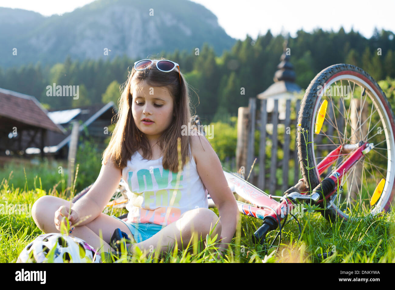 Ragazza in appoggio e godendo le vacanze estive nella splendida campagna, Bohinj Slovenia. Foto Stock