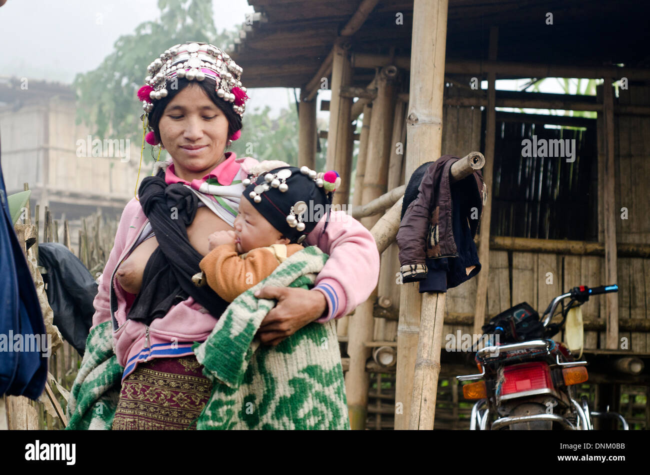 Tribù Akha Donna con bambino , Nambo village , Muang Sing , Laos Foto Stock