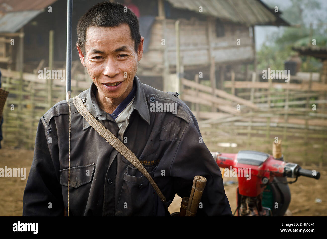 Tribù Akha uomo Nambo , villaggio , Muang Sing , Laos Foto Stock