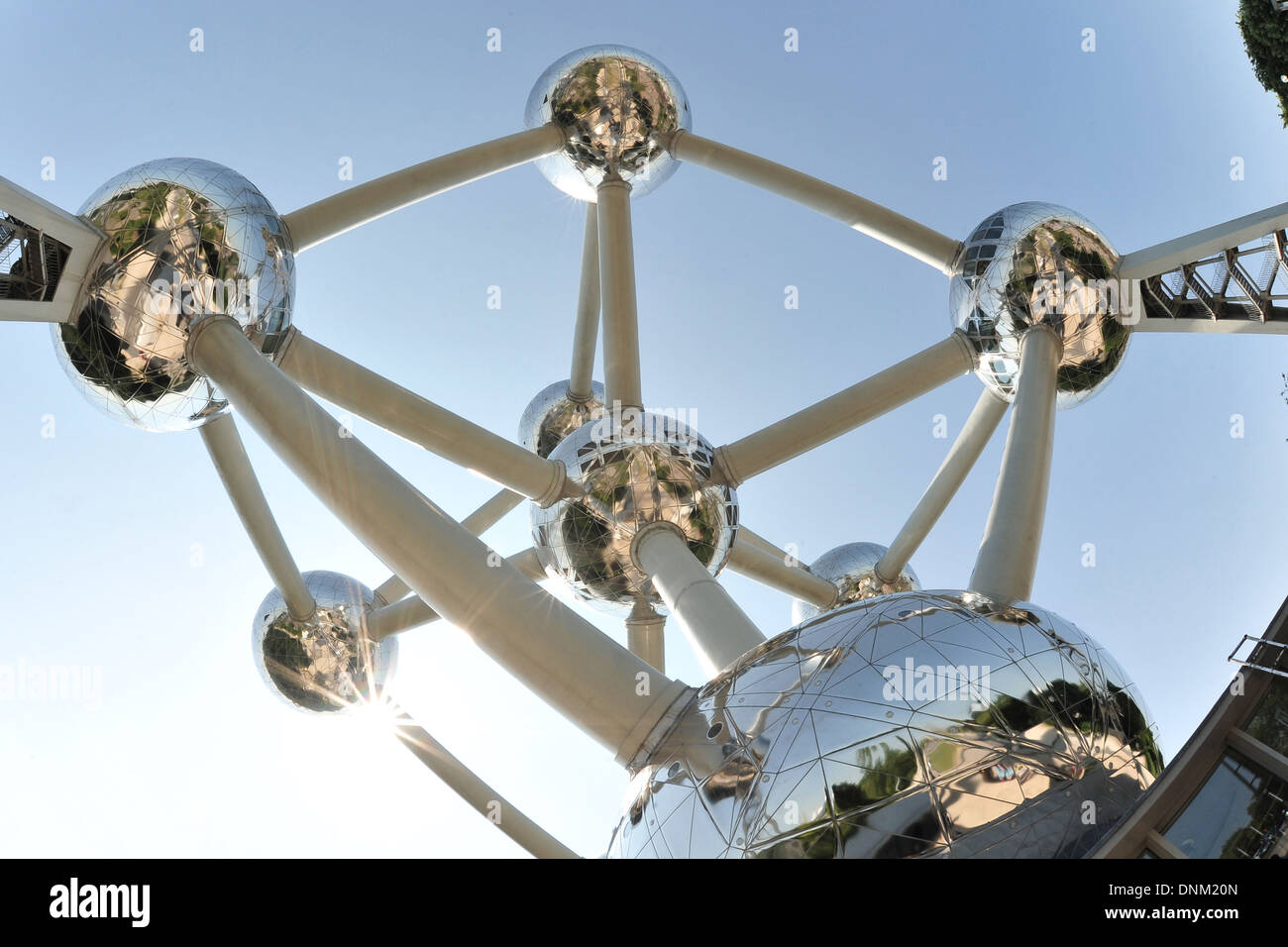 Bruxelles, Belgio, l'Atomium brilla sotto la luce diretta del sole Foto Stock