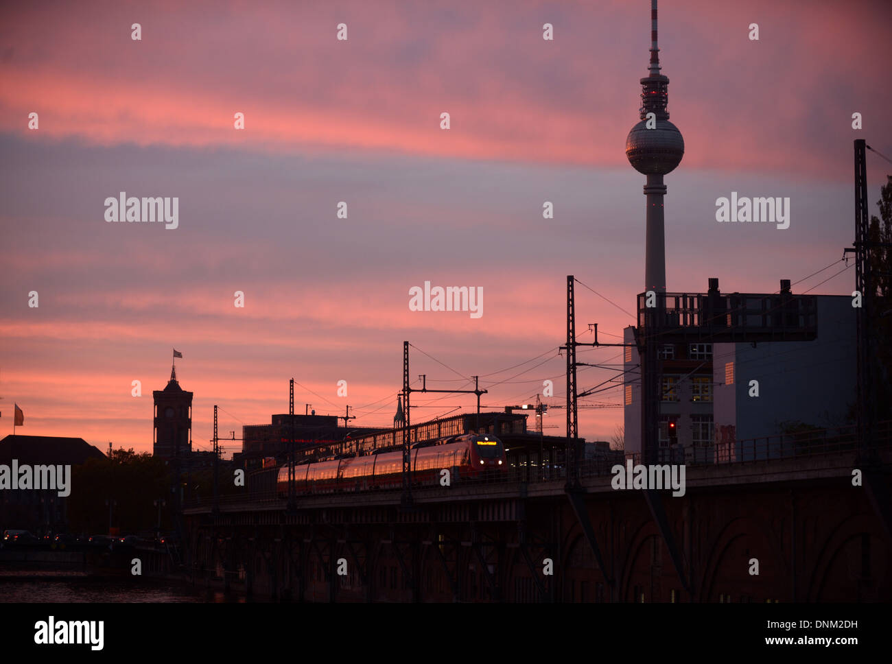 Berlino, Germania, un treno treno regionale in Berlin-Mitte Foto Stock