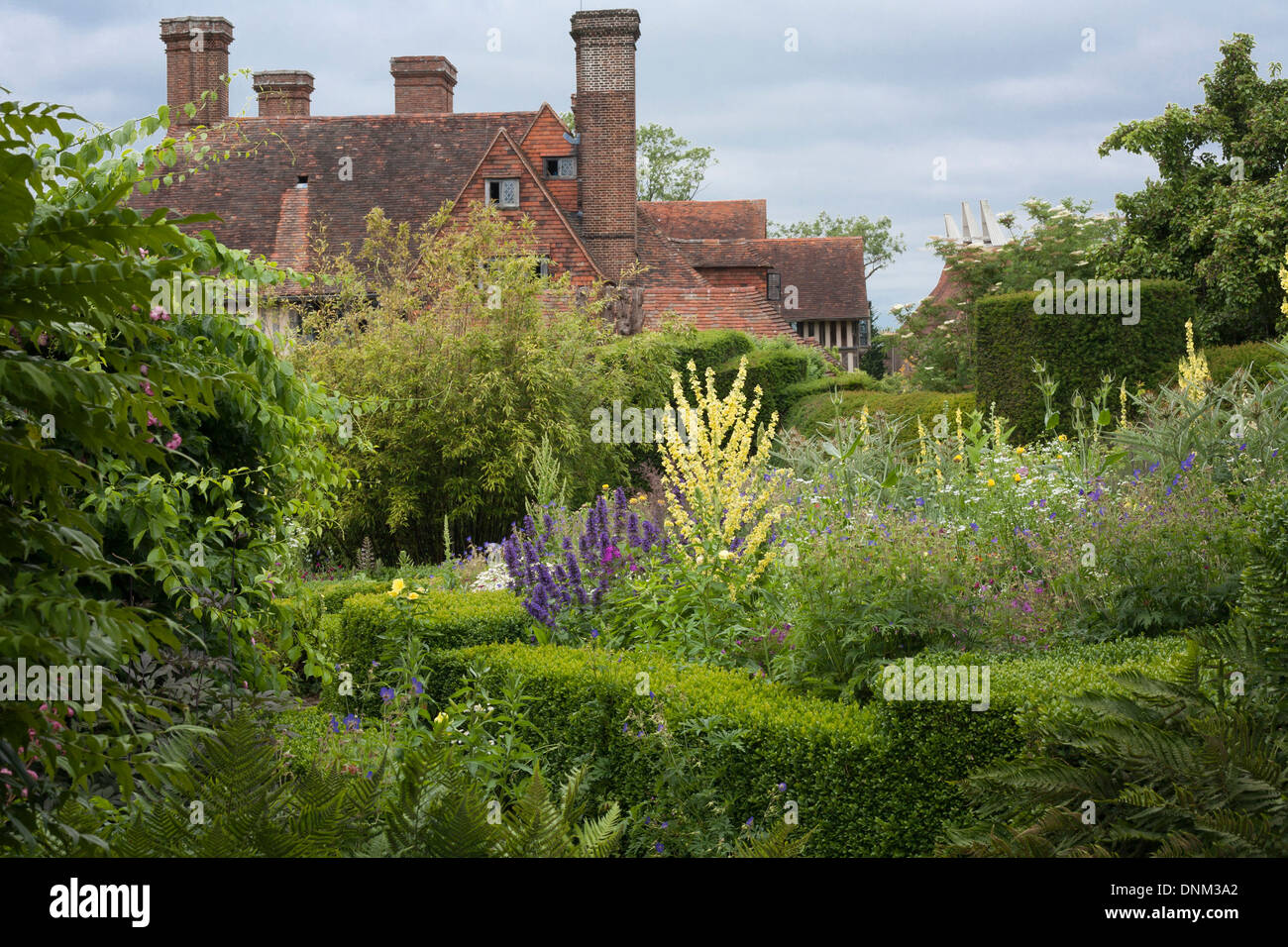 In estate le frontiere a Great Dixter Sussex England. Foto Stock