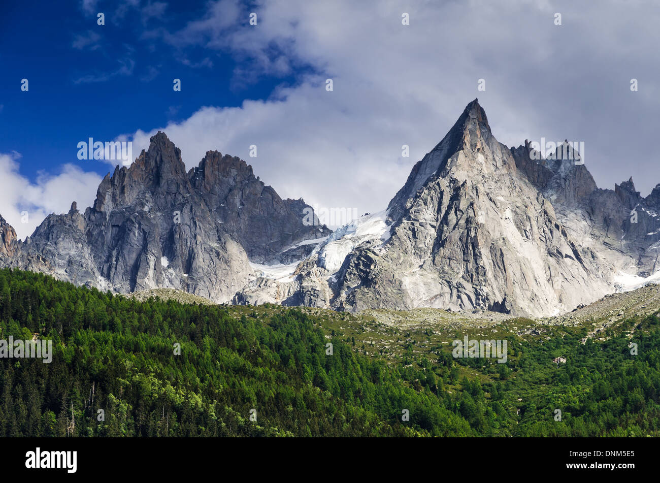 Alpi, Francia. Scenario esterno in Chamonis, con Aiguille de Midi Cresta (3845 m) Foto Stock