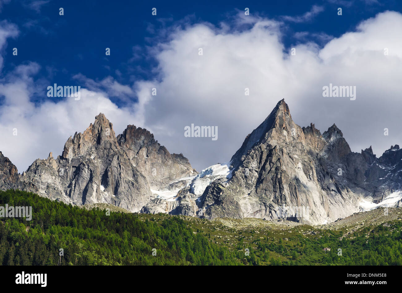 Alpi, Francia. Scenario esterno in Chamonis, con Aiguille de Midi Cresta (3845 m) Foto Stock