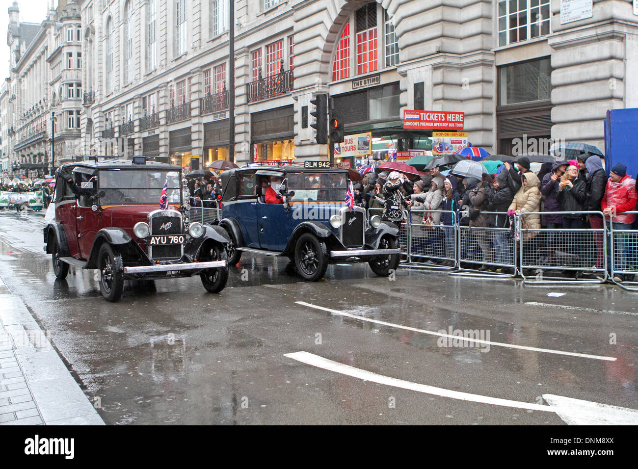 Londra, UK, 1 Gennaio 2014,auto d'epoca ha preso parte a Londra il primo giorno del nuovo anno Parade 2014 Credit: Keith Larby/Alamy Live News Foto Stock