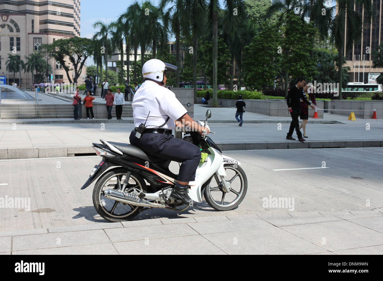 Una fotografia di un motociclo poliziotto di Kuala Lumpur in Malesia. Foto Stock
