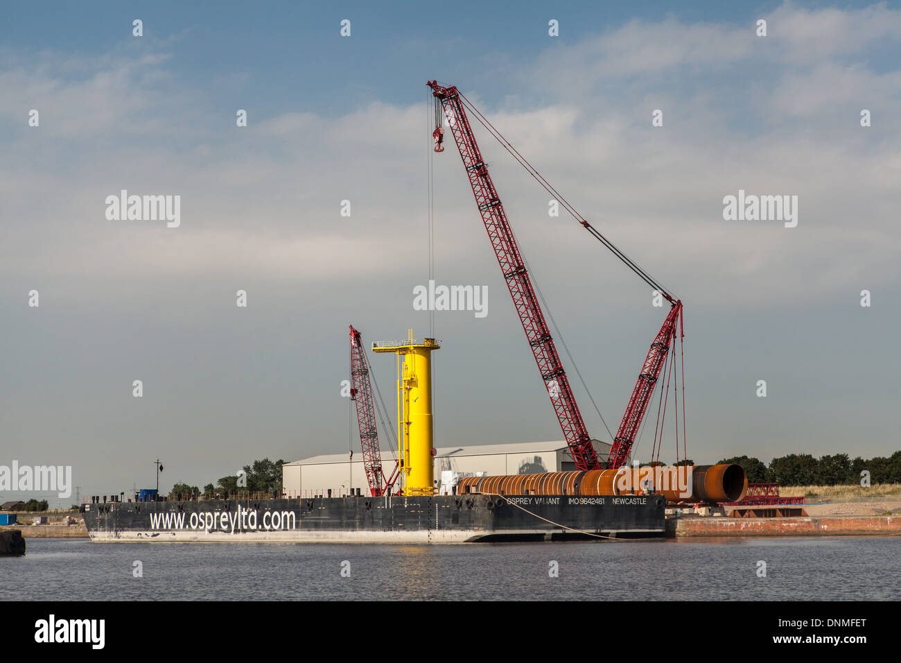 Barge & Gru, Fiume Tees,Teesside, Inghilterra Foto Stock