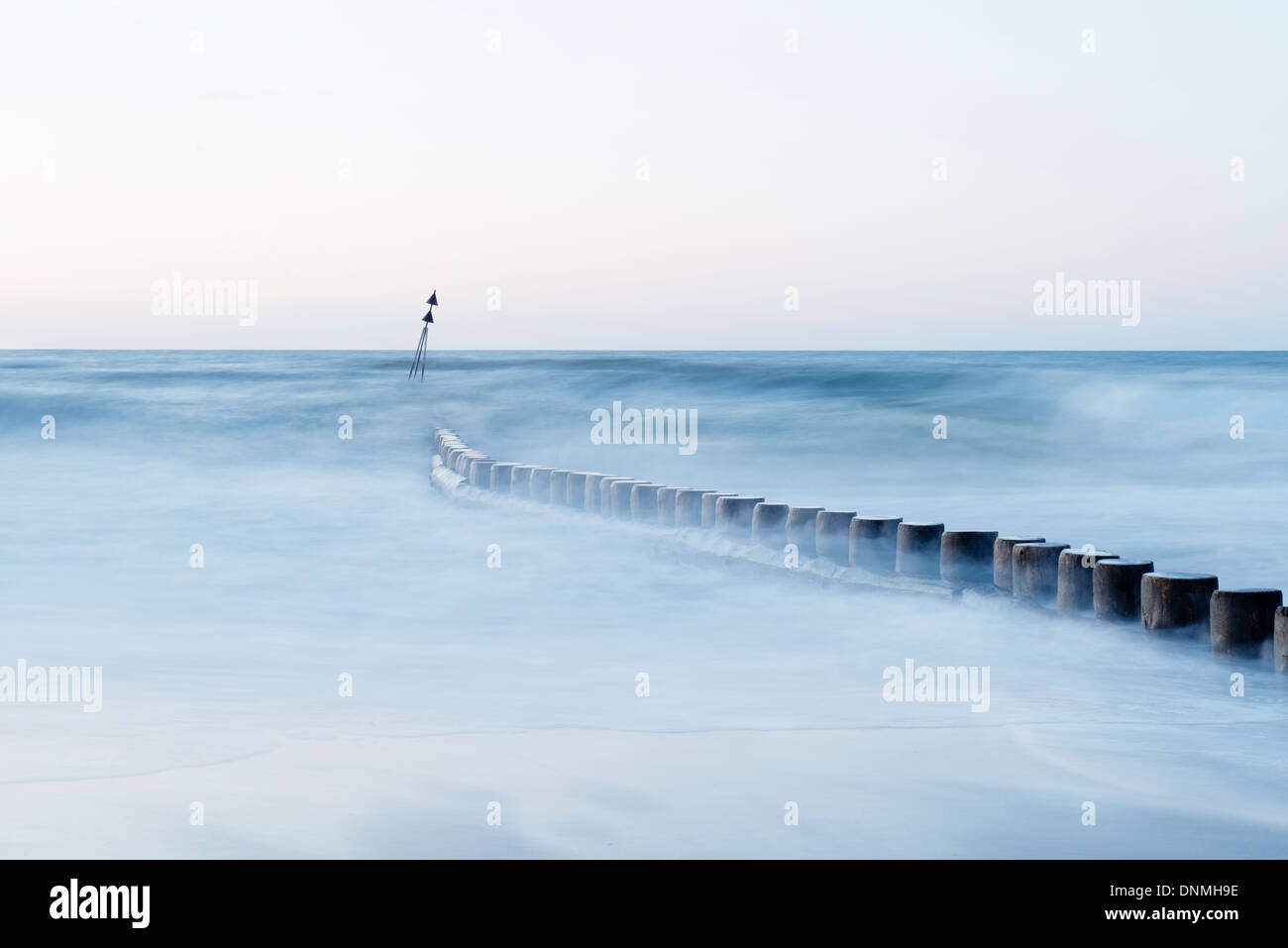 Una lunga esposizione di misty mare e frangiflutti in legno, regione del Mare del Nord, Germania Foto Stock Una lunga esposizione di misty mare e frangiflutti in legno, regione del Mare del Nord, Germania Foto Stock