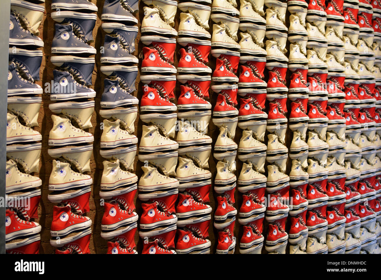 Converse sneakers stabilite nel modello di una bandiera americana alla Converse store su Broadway in Greenwich Village di New York City. Foto Stock