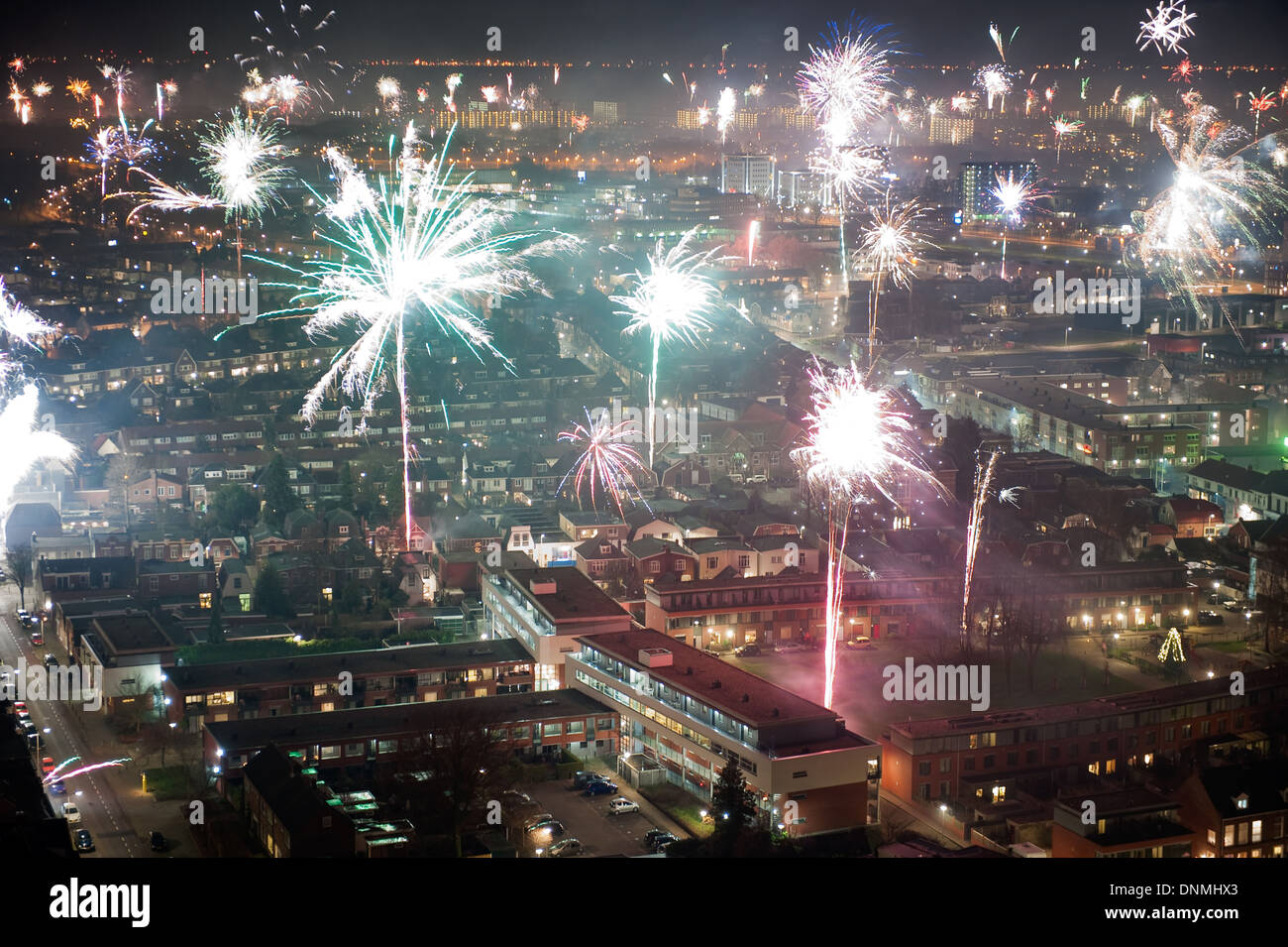 Fuochi d'artificio vigilia di capodanno come visto da un 101 metri alto edificio nel centro di Enschede nei Paesi Bassi Foto Stock