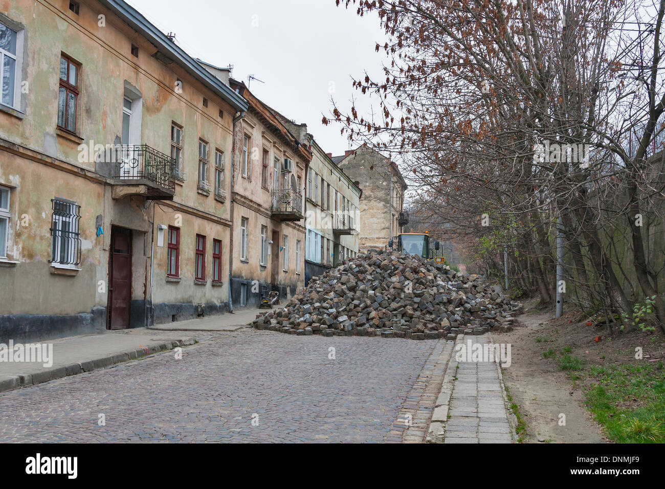 Principali pavimentazione in pietra street la riparazione di Lviv, Ucraina Foto Stock