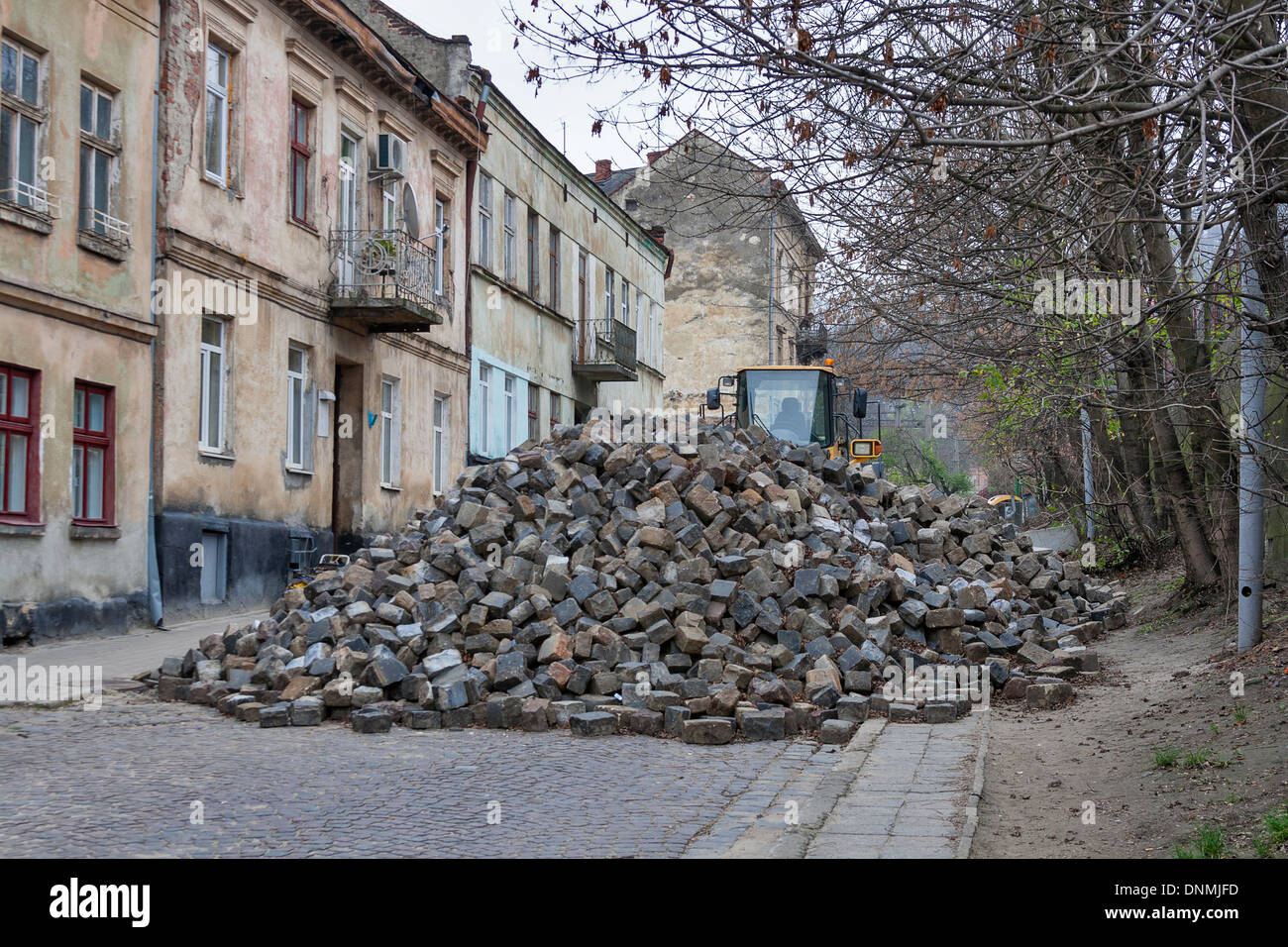 Principali pavimentazione in pietra street la riparazione di Lviv, Ucraina Foto Stock