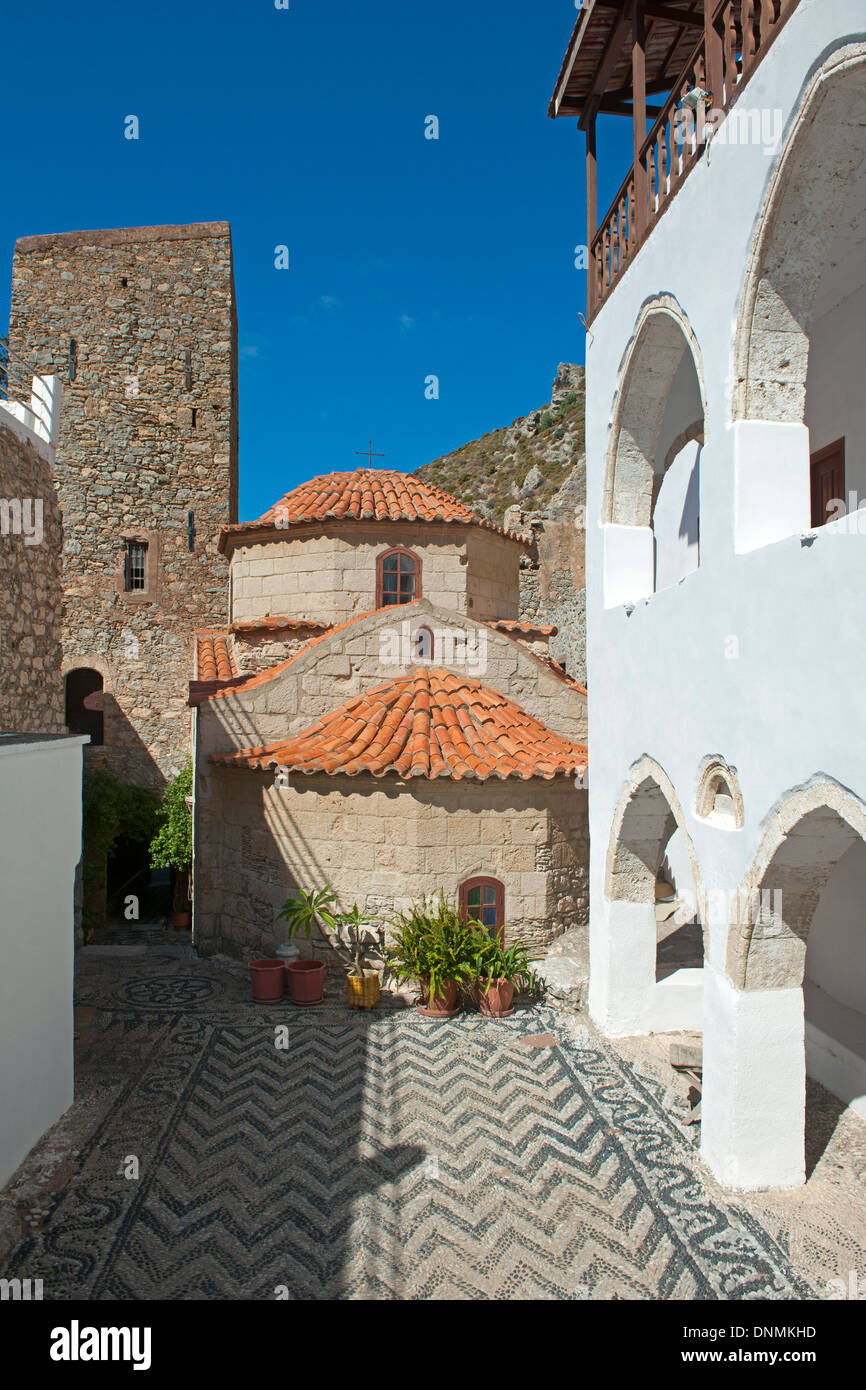 Griechenland, Insel Tilos, Kloster Panteleimonas, Innenhof mit MÃ¶nchszellen Foto Stock