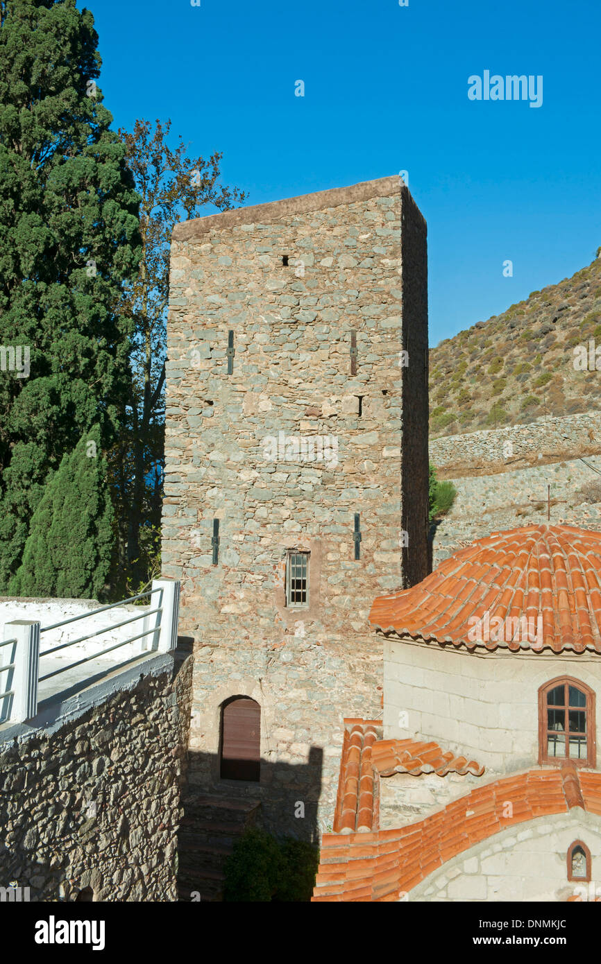 Griechenland, Insel Tilos, Kloster Panteleimonas, Innenhof mit Wachturm Foto Stock