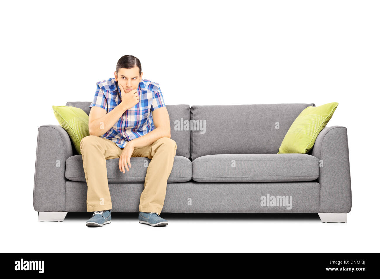 Preoccupato per il giovane imprenditore seduto su un divano moderno Foto Stock