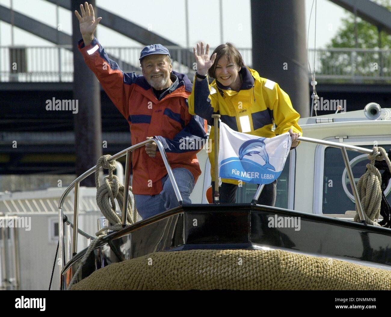 FILE - un file foto gated 08 Maggio 2001 mostra circumnavigator Rollo Gebhard con sua moglie Angelika sulla sua barca 'Solveig VII" nel porto di Amburgo, Germania. Rollo Gebhard morì il 27 dicembre 2013 all'età di 92 anni nella sua casa di Bad Wiessee presso il lago di Tegernsee. L'autore, fotografo e dolphin conservazionista, circumnavigare il globo in una barca a vela per due volte nel 1967 per 1970 e 1975. Il primo tedesco a farlo da solo. Foto: KAY NIETFELD Foto Stock