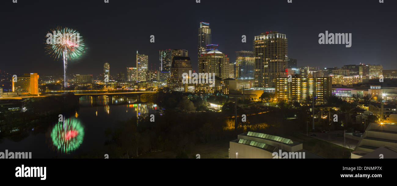 Fuochi d'artificio esplodere oltre la Austin skyline e coccinella come il lago Austin di inaugurare un nuovo anno, 2014, e dice addio al 2013. Foto Stock