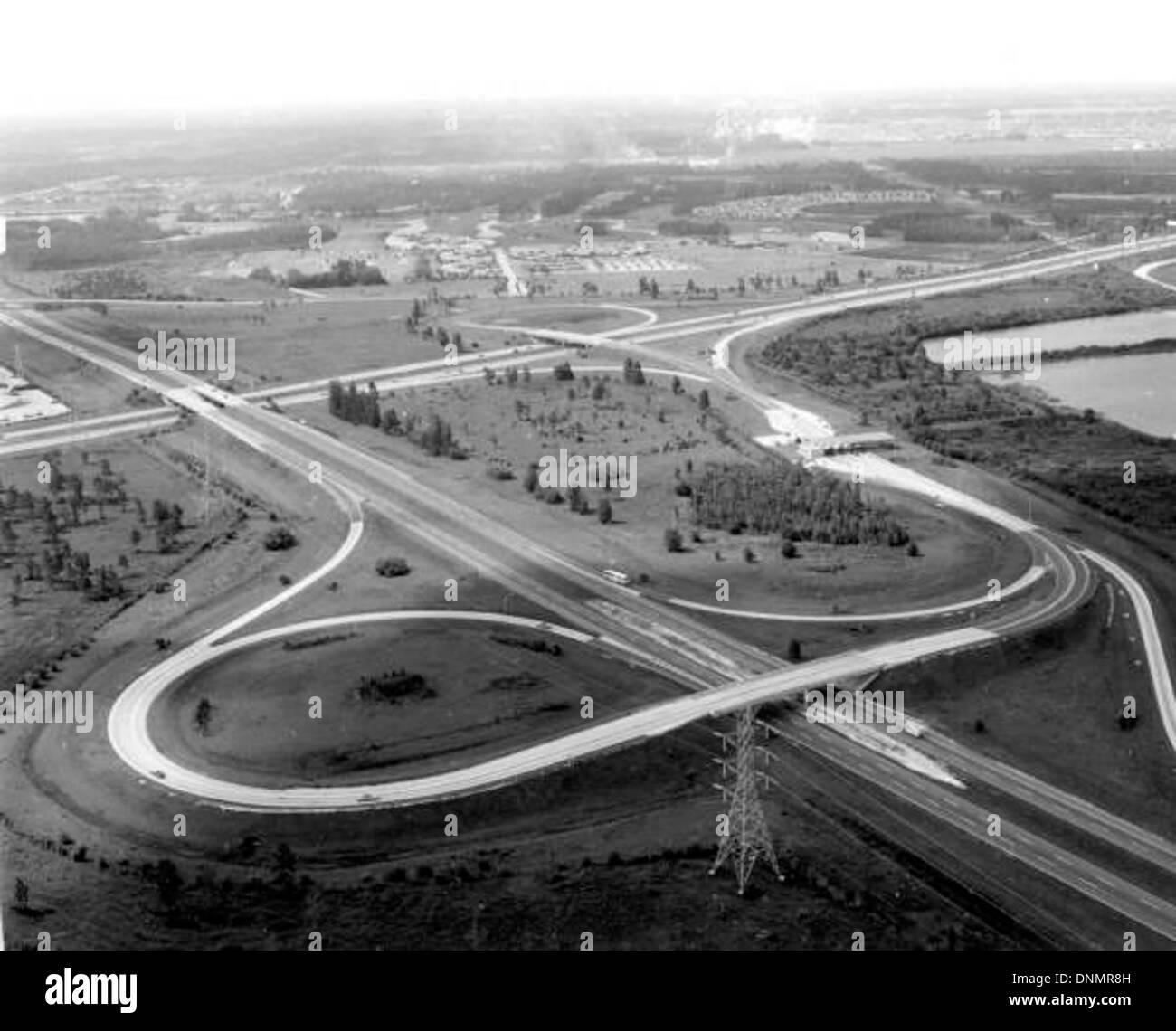 Una vista aerea degli anni '1970 mostra l'incrocio tra l'Interstate 4 e la Florida Turnpike nella contea di Orange, Florida, illustrando le infrastrutture e lo sviluppo del sistema autostradale dello stato. Foto Stock