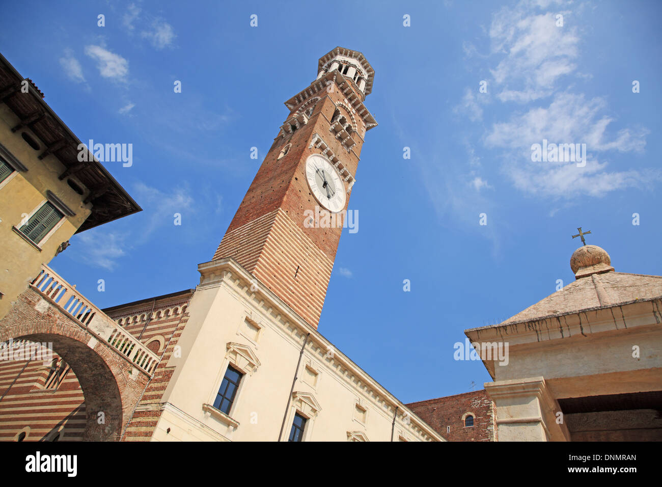 L'Italia, Verona, Torre dei Lamberti a Piazza Erbe, patrimonio mondiale dell UNESCO Foto Stock