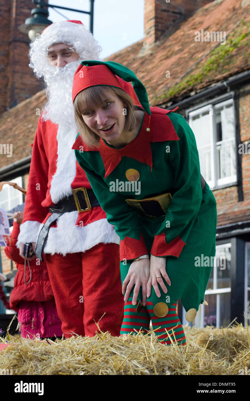 Babbo Natale e il suo Elf dando presenta per i bambini Londra Inghilterra Foto Stock