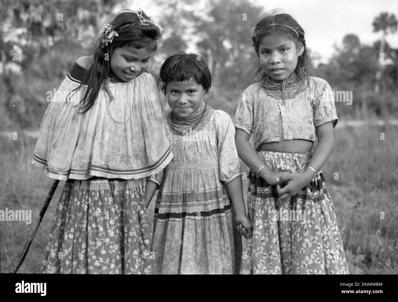 I bambini Seminole non identificati sono fotografati nella riserva indiana Brighton Seminole in Florida durante gli anni '1940 L'immagine riflette la vita quotidiana e il patrimonio culturale dei Seminole. Foto Stock