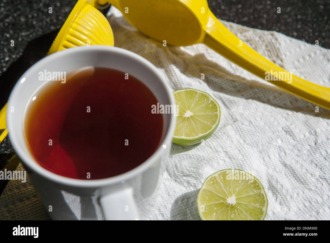 Freschi di infuso di tè con fettine di lime Foto Stock