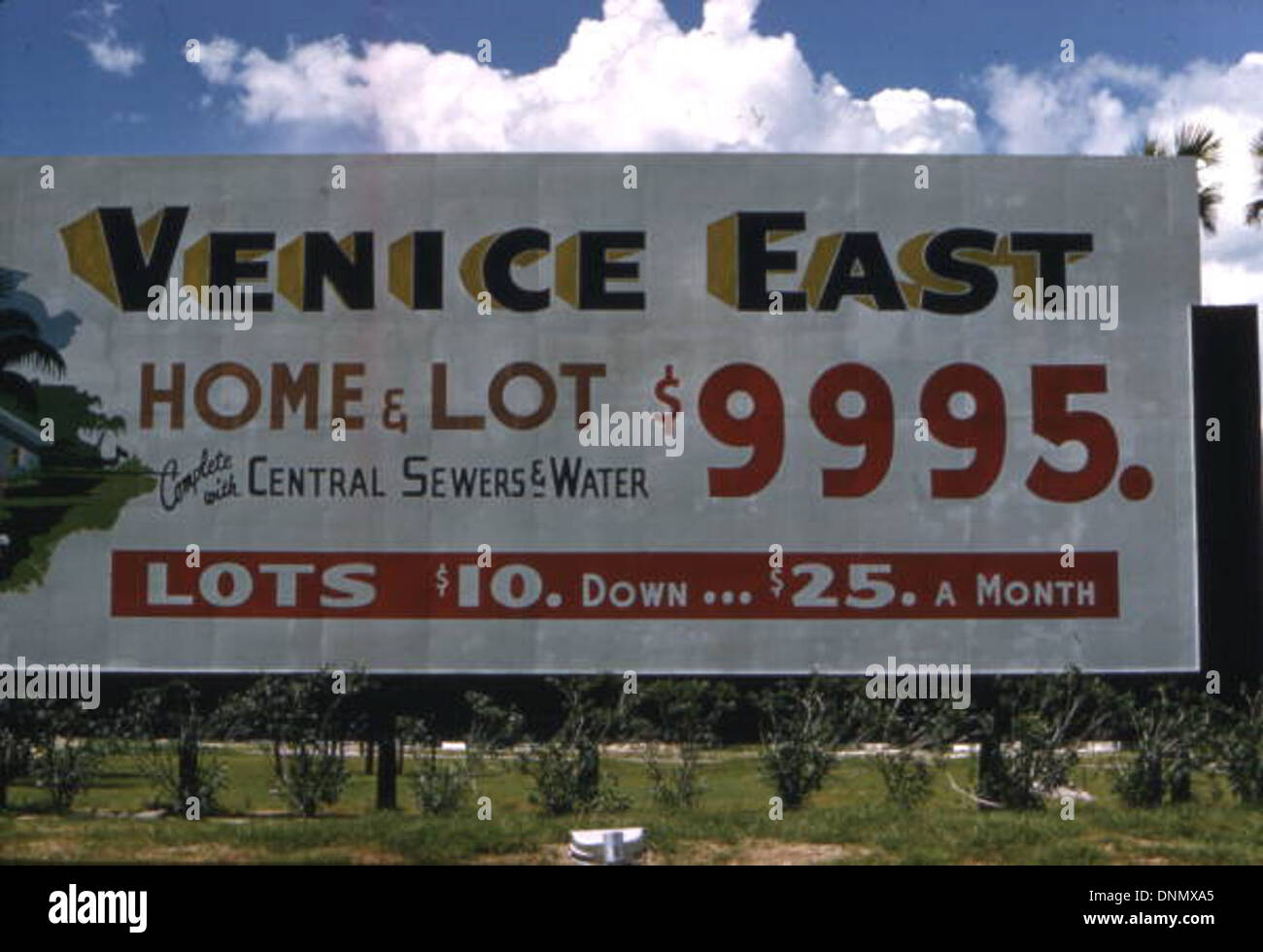 Un cartellone degli anni '1960 per la Cowan Construction Company che pubblicizza le vendite di terreni a Venice East, Florida. L'immagine evidenzia lo sviluppo immobiliare della zona. Foto Stock
