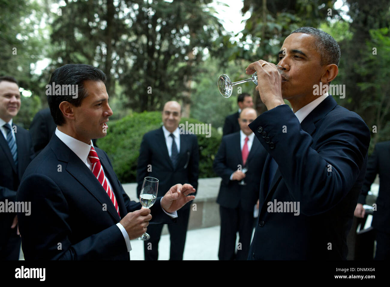 Il Presidente Usa Barack Obama ha gusti un sorso di tequila come la spinta del Presidente Enrique Peña Nieto del Messico prima di una cena di lavoro a Los Pinos Maggio 2, 2013 a Città del Messico. Foto Stock