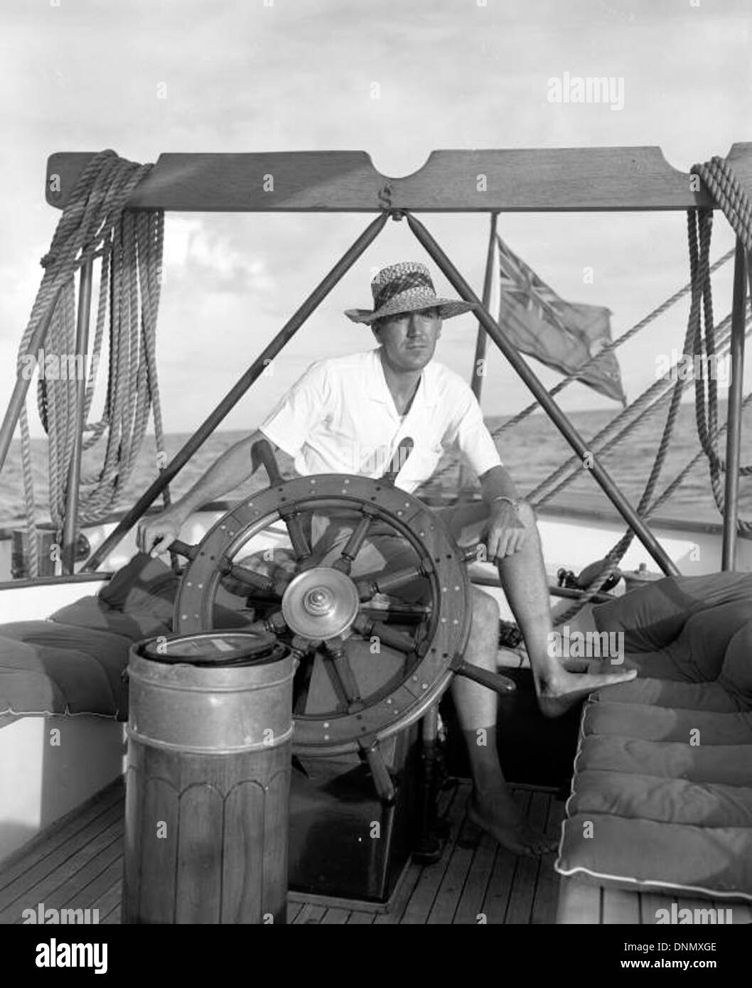 La barca a vela Carefree Isles, battente bandiera britannica, naviga attraverso le acque dei Caraibi negli anni '1960 Questa immagine cattura il fascino del tempo libero in barca a vela alle Bahamas. Foto Stock
