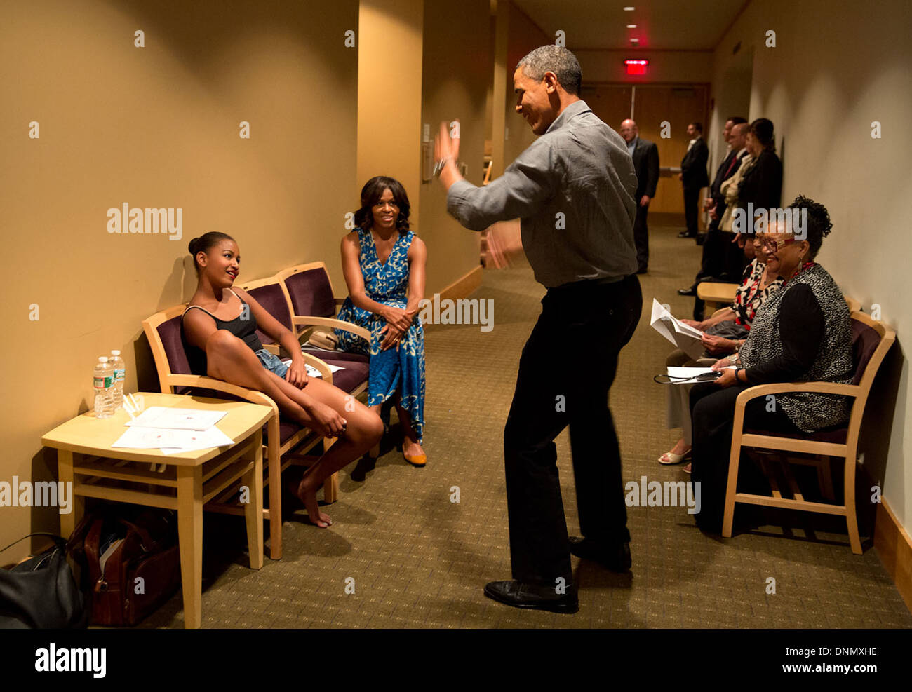 Il Presidente Usa Barack Obama si mette in mostra la sua danza si muove come lui e la First Lady ha atteso backstage durante un intermezzo di figlia Sasha's dance recital a Strathmore Arts Center Giugno 16, 2013 in Nord Bethesda, Maryland. Foto Stock