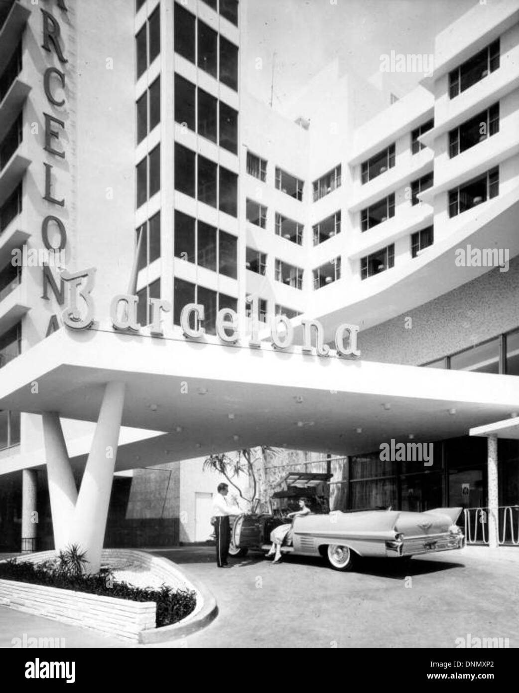 Il Barcelona Hotel, situato su Collins Avenue a Miami Beach, è raffigurato in questa fotografia degli anni '1950. Rappresenta lo stile Art Deco e il modernismo del dopoguerra, un periodo significativo nella storia architettonica di Miami. Foto Stock
