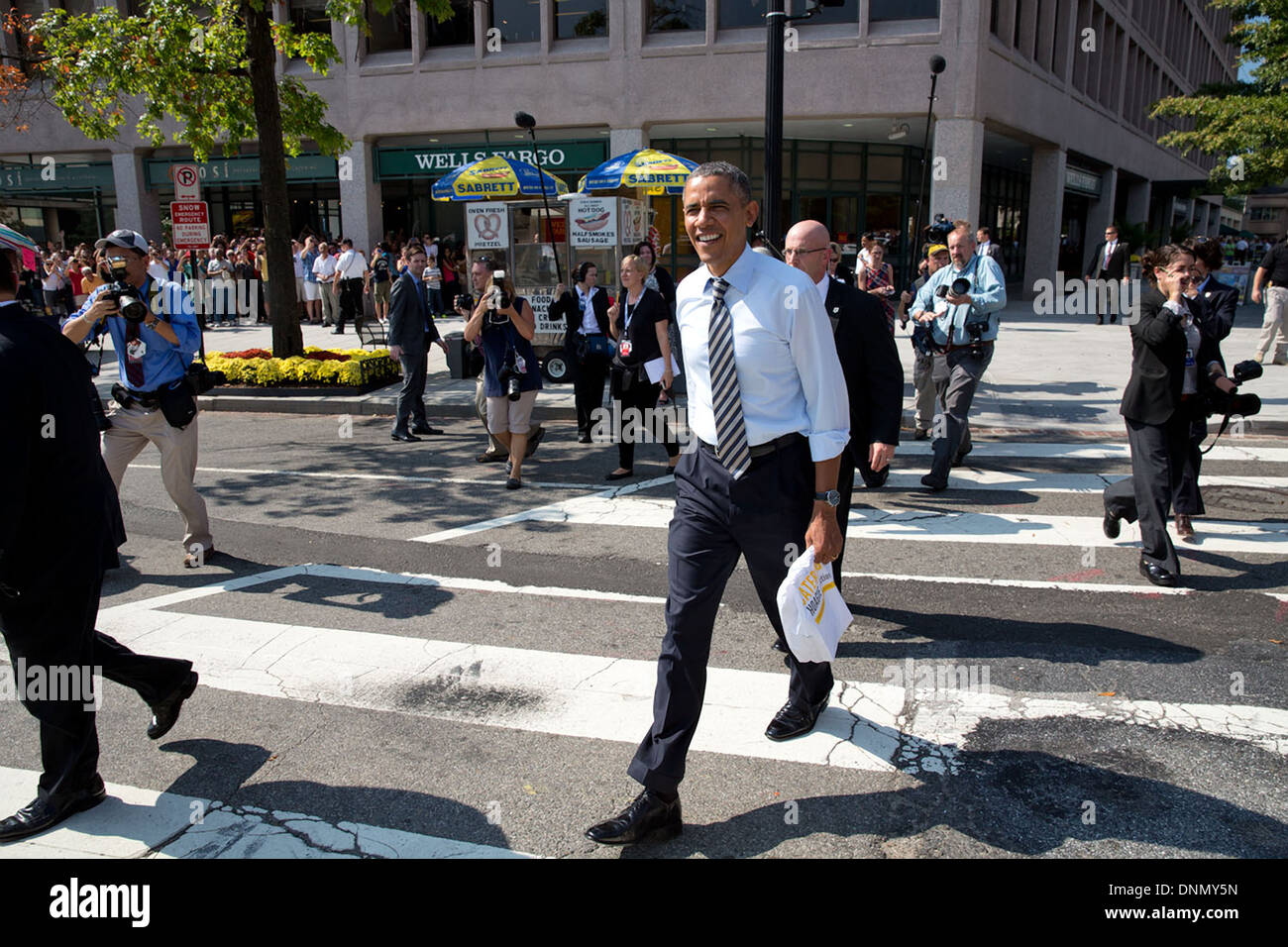 Il Presidente Usa Barack Obama cammina indietro alla Casa Bianca da Taylor sandwich gourmet shop Ottobre 4, 2013 a Washington, DC. Il Presidente ha voluto ringraziare il sandwich shop per offrire sconti al governo furloughed lavoratori durante lo spegnimento. Foto Stock