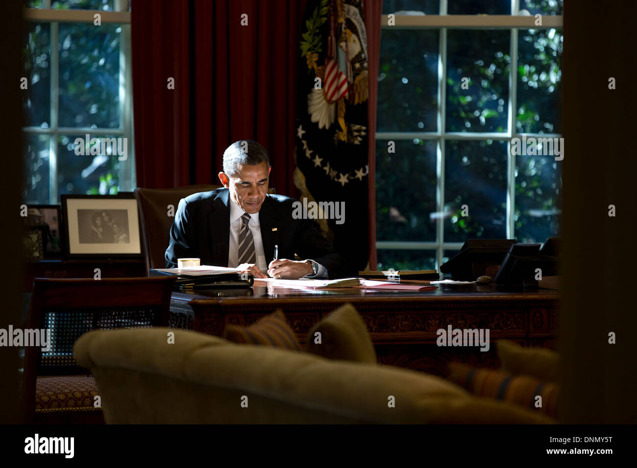 Il Presidente Usa Barack Obama iscritto presso la risoluta scrivania in ufficio Ovale della Casa Bianca Ottobre 18, 2013 a Washington, DC. Foto Stock