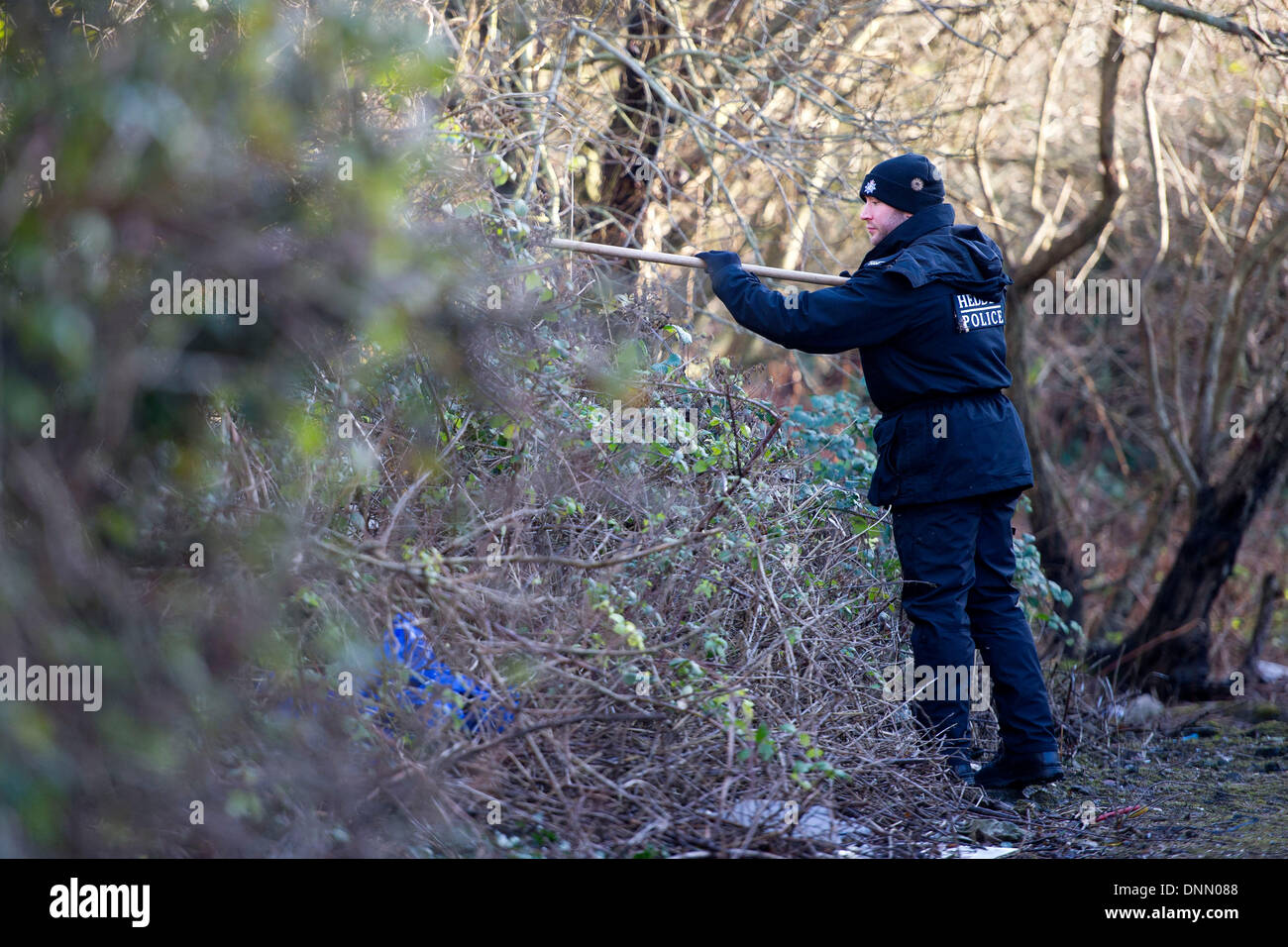 NEWPORT, GALLES - gennaio 02: una grande ricerca di polizia è in modo di trovare un adolescente mancanti Nida Ul-Naseer che sparì dalla sua casa il Linton Street, Newport, dopo aver preso i rifiuti su dicembre 28. La figura mostra la ricerca di polizia Stephenson Industrial Estate on gennaio 02, 2014 a Newport, Galles. (Foto di Matteo Horwood/Alamy Live News) Foto Stock