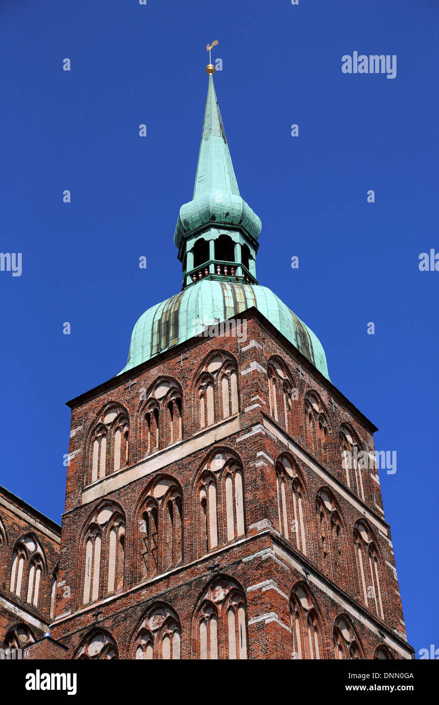 Stralsund, Germania, vista sulla torre della chiesa di San Nicola Foto Stock