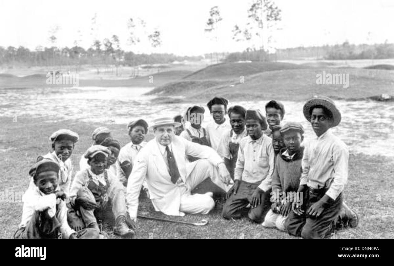 Mr. Hirsch è raffigurato con i suoi caddie al Coral Gables Country Club nella contea di Dade, Florida, negli anni '1920, evidenziando il coinvolgimento dei caddie afroamericani nella cultura del golf americano all'inizio del XX secolo. Foto Stock