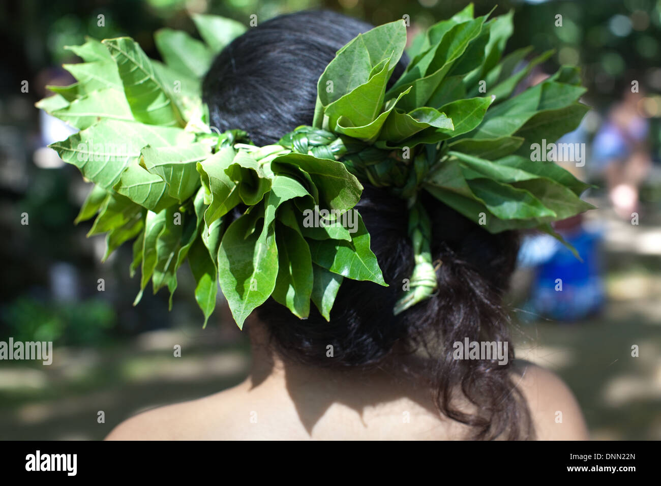 Primo piano di Hawaiian copricapo indossato da ballerina di hula fatta di foglie fresche. Foto Stock