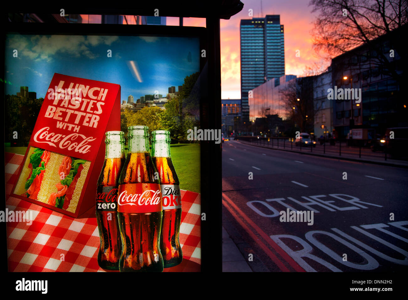 Coca-Cola pubblicità segno sul bus stop al crepuscolo, Warren Street, Londra Foto Stock
