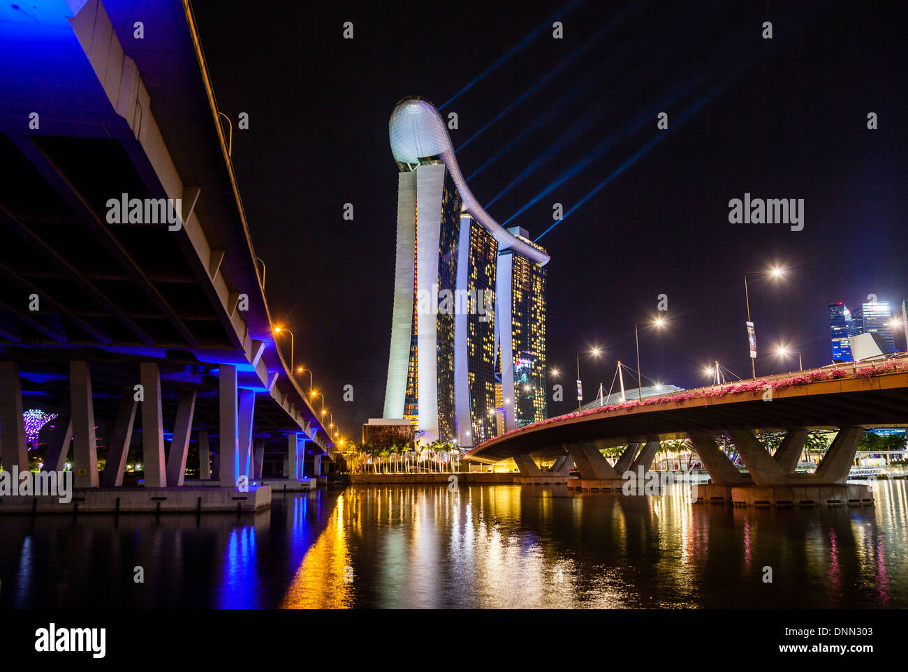 Singapore, Vista notte di Marina Bay Sands, tra Bayfront e Benjamin cesoie Ponti Foto Stock