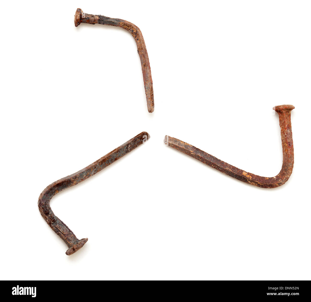 Chiodi forgiati lettere - vecchio arrugginito chiodi piegati, a tre gambe runner figura Foto Stock